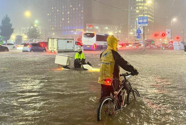 중부지방 중심으로 폭우가 쏟아진 8일 곳곳에서 도로가 통제되고 건물이 침수되는 피해가 발생한 가운데 서울 강남역 일대의 도로가 물바다로 변하자 퇴근길에 나선 시민들이 발걸음을 재촉하고 있다. 기상청은 이번 주 중부지방과 경북 북부를 중심으로 돌풍 및 천둥·번개를 동반한 강한 비가 쏟아질 것으로 예보했다. SNS 캡처