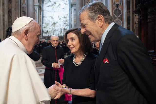 지난 6월 낸시 펠로시(가운데) 미 하원의장과 남편 폴 펠로시(오른쪽)이 로마 바티칸 성베드로 성당에서 프란치스코 교황을 알현하고 있다. 바티칸 미디어 제공