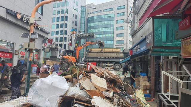13일 오후 서울 동작구 남성사계시장 입구에 폭우로 인한 잔해물이 쌓여있다. 김도형 기자