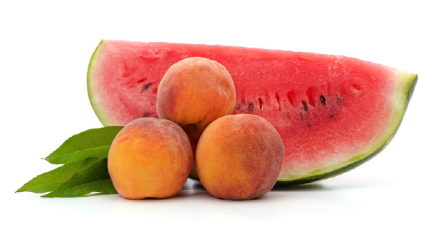 수박, 복숭아 등 여름과일은 적정 온도에 보관해야 제대로 된 맛을 즐길 수 있다.  /게티이미지뱅크