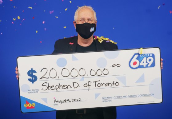 12일(현지시간) 캐나다 CTV의 보도에 따르면 토론토에 사는 스티븐 딕슨은 최근 2000만 캐나다달러, 한화로 약 204억 1020만원 로또 복권 1등의 주인공이 됐다. OLG