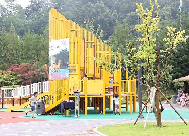 경기 광명시의 1호 통합놀이터인 ‘꽃향기어린이공원’에서 아이들이 뛰어 놀고 있다. 광명시 제공