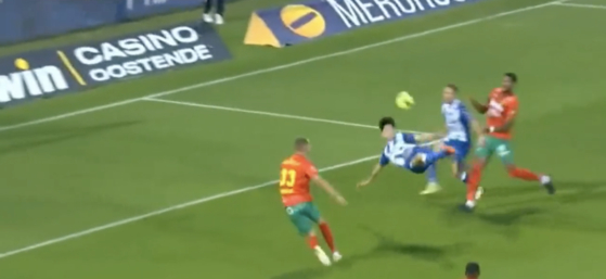 Hong Hyun-seok of K.A.A. Gent scores a bicycle kick against Oostende in his debut appearance in the Belgian First Division on Friday at Albertpark in Ostend. [SCREEN CAPTURE]