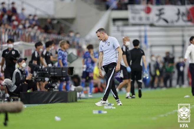 지난 7월 동아시안컵 대회에서 일본전서 실점 후 아쉬워하는 파울루 벤투 감독.   대한축구협회(KFA)