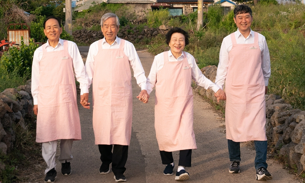 김 목사(맨 오른쪽)와 함께 ‘주문을 잊은 음식점 2’에 출연한 치매 환자 ‘깜빡 4인방’. KBS 제공