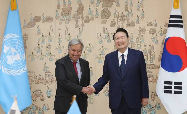 윤석열 대통령이 12일 서울 용산 대통령실 청사에서 안토니오 구테흐스 유엔 사무총장을 만나 악수하고 있다. 구테흐스 사무총장은 윤 대통령에게 ‘한반도의 완전하고 검증 가능하며 불가역적인 비핵화(CVID)’에 대한 지지를 표명했다. 대통령실사진기자단
