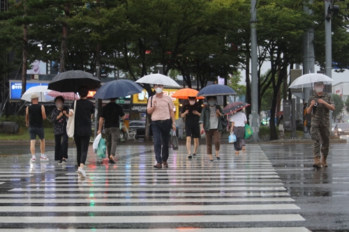 지난 11일 오후 광주 서구 광천동에서 시민들이 우산을 쓰고 걷고 있다. [사진 출처 = 연합뉴스]