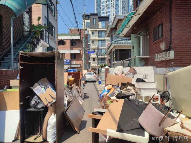 12일 오전 서울 동작구 사당1동 다세대 연립주택 사이의 도로에 주민들이 내다 놓은 집구류가 쌓여 있다. /사진=정세진 기자