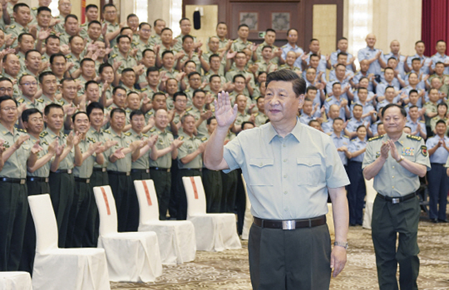 시진핑 중국 국가주석이 지난달 15일 신장위구르족자치구를 방문해 인민해방군 장병들에 손을 흔들어 보이고 있다. 연합뉴스
