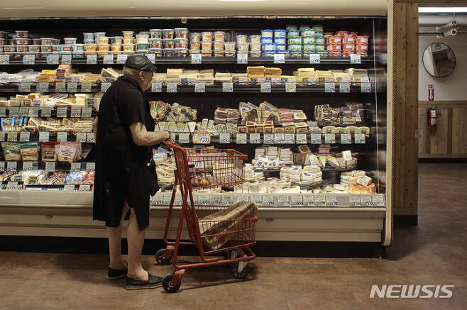 [뉴욕=AP/뉴시스] 한 남성이 뉴욕에 위치한 한 슈퍼마켓에서 식료품을 구입하고 있다. 2022.07.27.
