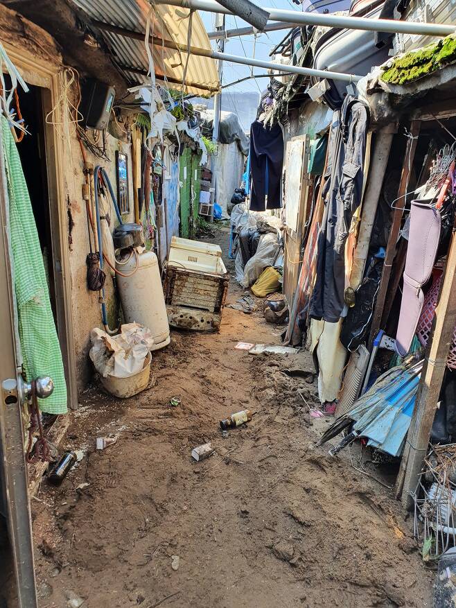 지난 12일 폭우 침수 이후 미처 정비되지 못한 구룡마을 가옥 사이 통로의 모습.