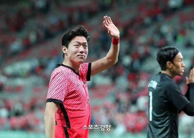 축구국가대표팀 황의조가 지난 6월14일 서울월드컵경기장에서 열린 이집트와의 평가전에서 승리한 뒤 팬들에게 인사를 하고 있다. 정지윤 선임기자