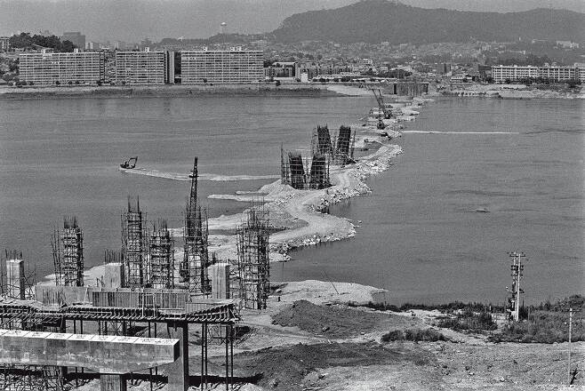 원효대교 교각 건설 장면. 1978년 7월에 착공해 1981년 10월 준공했다. 1979년 [한치규 제공]