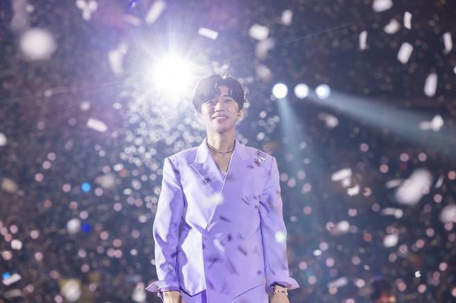 Seoul=) = Singer Lim Young-woong has graced the All States Tour finale in a spectacular way.The 10,000 Hero era, filled with Venues, responded with applause and cheers.Lim Young-woong held a solo concert Im Hero (IM HERO) at the Seoul Olympic Park KSPO Dome (a life-spanning gymnasium) at 5 p.m. on the 14th, and performed for about 180 minutes and breathed with fans.The performance was broadcast live online via Interpark and Teabing.Lim Young-woong, who released his first full-length album Im hero in May, started his All States tour in Changwon, Gwangju, Daejeon, Incheon and Daegu starting from Goyang on June 6.The performance, which sold out all over the region, featured a finale at Seoul and mobilized about 30,000 people (about 10,000 people per episode) during a total of three days.Lim Young-woong, who had a fever of Venues with a countdown and intro video for 60 seconds on the day, shouted Seoul and Korea, scream when Biz appeared on stage wearing a sparkling jacket.He then opened the first song Numjari to the Seoul performance.Lim Young-woong presented the perfect Love Live! with excellent singing ability to match the band Love Live!Then, I love you, and I also cheered the fans with my passion for Love Station.Lim Young-woong, who finished the opening stage, said, I finally met this last day of Seoul, I am really glad to see you. I am already sweating because I am really hot today.Seo s Wool performance, is the last time Im hero at the end of today? He said, Do not cry, do not grieve, shout in a loud voice.In particular, he said, It is a little different from the previous day because it is the last day of Im hero All States tour. It started in the spring when the flower was bright and the summer has already passed. It was a 101-day concert period, I think you have grown a lot.I tried to buy a ticket but failed, but when I did it, it was about 600,000, and the highest was 810,000 traffic, and it was over 153 hours, he said. I am really grateful today.I do not think its really a honam plane. Lim Young-woong, who was enthusiastic about Watch and drama Gentleman and Girl OST, Love Always Runs, went down to Audience seats and showed an event to hold a fans hand and sing.He also called Rain and You and talked with the bouquet Im Young-kwang on the screen, then called Letter of Privates, followed by I love you, I met you.Lim Young-woong showed off a VCR video that boasted a tremendous scale.Lim Young-woong, who was divided into kings, showed intense charisma by showing martial arts action along with historical drama.Lim Young-woong, who was back on stage with the phrase Aviando at the end of the video, showed A Bianto and completely digested the reggae-style Hip hop genre.After that, he called Rainbow and My Love, like Starlight, and then changed his jacket on the stage, groomed his head and attracted attention.My brothers also shouted brother, said Lim Young-woong, who was nervous, and once again opened the atmosphere of Venues with a series of trots such as elevator, elevator, faraway hometown,In particular, Lim Young-woong, along with Do not ask, once again walked between Audience seats and breathed with fans.Lim Young-woong, who finished the session introduction, also examined the age group of fans who visited Venues.Lim Young-woong, who has seen him from the ages of 8 to 90, thanked him for his gratitude in the Hero era and said, I have all ages, and I want to see if this concert is in all states. I am proud of it all the time.Then, I was impressed by the love letter, father, and stories of elderly couple in their 60s.Finally, Lim Young-woong said, Time seems to be really fast, I did not think this moment would come today, but when time passed and I am leaving only one song.I can not hide my regret, but my last song is the title of my first regular album, Can I meet again? The contents of the song are like a story between me and you, and I am more affectionate. I did not meet again.So today, this unfortunate moment, my heart is also going to be able to meet again over time. I was so happy today, thank you for coming together, he said. I will always wait here, on this stage, so I hope you will be happy until the day I meet again., with a signature greeting, Can I meet again? And fans called for Walk the Line, shouting Lim Young-woong.Lim Young-woong, who was back on stage, gave a summer atmosphere to Prince of the Sea and Natural Love before wearing shorts suits and waves and sad.In particular, the Hero era presented a video and a surprise event for Lim Young-woong, and Lim Young-woong blushed his eyes and decorated the finale with a life chant.Lim Young-woong announced the Walk the Line Concert plan through Concert.He will host the All States Tour Walk the Line Concert at Busan BEXCO and Seoul Gocheok Sky Dome in December.