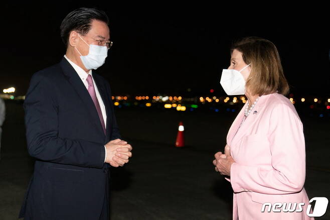 낸시 펠로시 미국 하원의장이 2일 (현지시간) 중국의 격렬한 반발 속 대만 타이베이의 쑹산공항에 도착해 우자오셰 외교부장의 환영을 받고 있다. ⓒ AFP=뉴스1 ⓒ News1 우동명 기자
