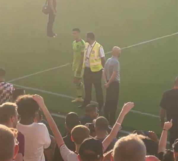 안전요원을 사이로 인사 없이 에릭 텐 하흐 감독을 지나치는 크리스티아누 호날두. 사진|제임스 롭슨 SNS