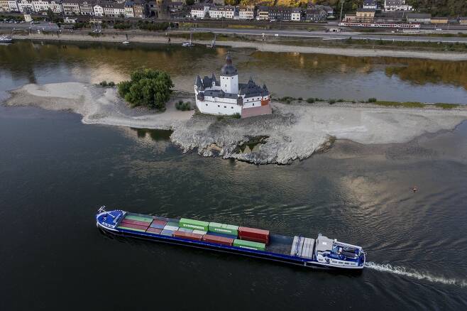 지난 12일(현지 시각) 독일 라인강 중류 파츠그라펜슈타인성 앞을 컨테이너선이 지나고 있다. /AP·연합뉴스