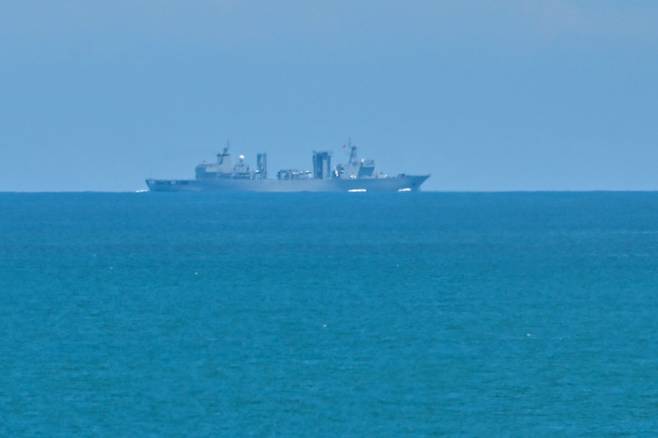 지난 5일 중국 군함이 대만에 가장 가까운 푸젠성 핑탄섬 앞바다를 항해하고 있다. 중국은 낸시 펠로시 미국 하원의장의 대만 방문에 대한 대응으로 전날부터 오는 7일까지 대만 포위 실사격 군사훈련을 했다. /연합뉴스
