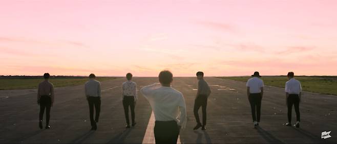 제천비행장에서 촬영한 방탄소년단(BTS)의 <화양연화> ‘에필로그: 영 포에버’ 뮤직비디오 한 장면. 유튜브 화면 갈무리