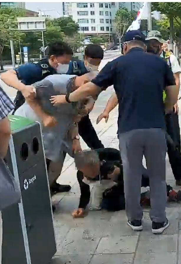 14일 서울 강남구 삼성동 봉은사 일주문 앞에서 한 스님이 조계종 민주노조 박정규 기획홍보부장을 폭행하는 모습. 조계종 민주노조 제공