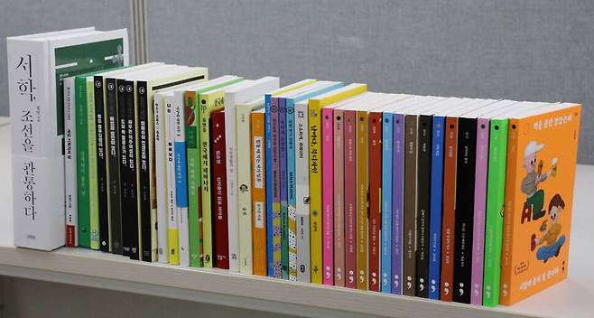 숏폼 시리즈는 문고판(10.5×14.8㎝, A6판)이거나 문고판보다 조금 더 큰 크기에 100~200쪽 분량이다. 일반적인 단행본(가장 왼쪽) 크기의 책과 비교하면 훨씬 더 작고 가볍다. 류우종 기자