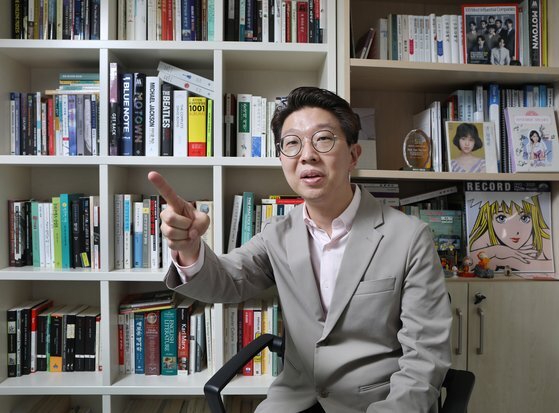 대중음악 평론가 이규탁 송도 한국조지메이슨대 교수를 지난 6월 16일 그의 사무실에서 만났다. 박상문 기자