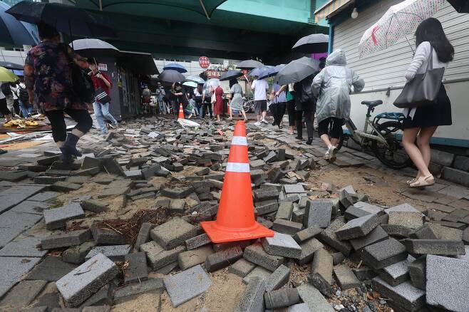 지난 9일 오전 서울 동작구 신대방역 앞 보도블록이 폭우로 파손돼 출근길 시민들이 불편을 겪고 있다. 연합뉴스