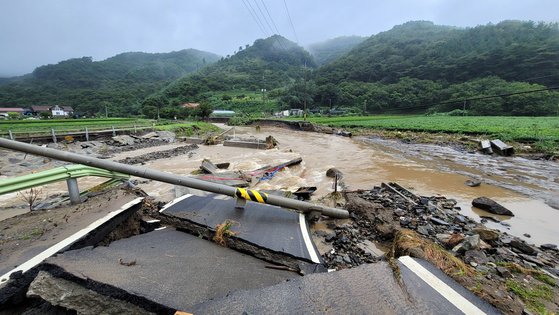 충남 청양군에 폭우가 쏟아진 14일 새벽 남양면 온직2리 도로가 심하게 파손돼 있다. 연합뉴스