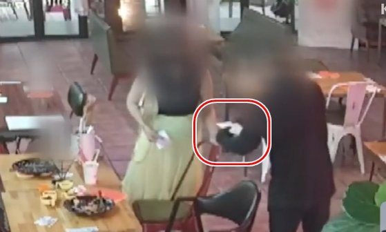 구독자 72만명을 보유한 유명 여성 유튜버가 춘천의 한 식당에서 음식값을 놓고 사기 행각을 벌여 논란이다. KBS 영상 캡처