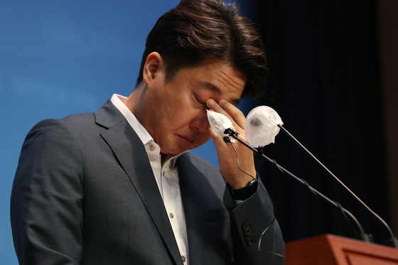 Lee Jun-seok, the suspended chairman of the People Power Party (PPP), sheds tears in a press conference at the National Assembly in western Seoul on Saturday. [NEWS1]