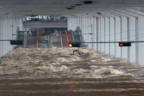 The Jamsu Bridge, connecting Yongsan District in central Seoul and Seocho District in southern Seoul, is submerged on Aug. 9 after heavy rain. The government budget for next year is expected to be lower than this year's, but more will be allocated to install and maintain drainage facilities to prevent similar damage in the future. [YONHAP]