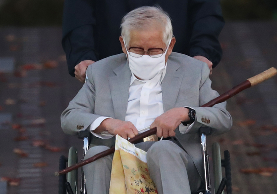 Lee Man-hee, the leader of the Shincheonji Church of Jesus, which was at the center of the early coronavirus outbreak in Korea, is released from a detention center in Suwon on Nov. 12, 2020, after a local court granted him bail, citing his deteriorating health. [YONHAP]