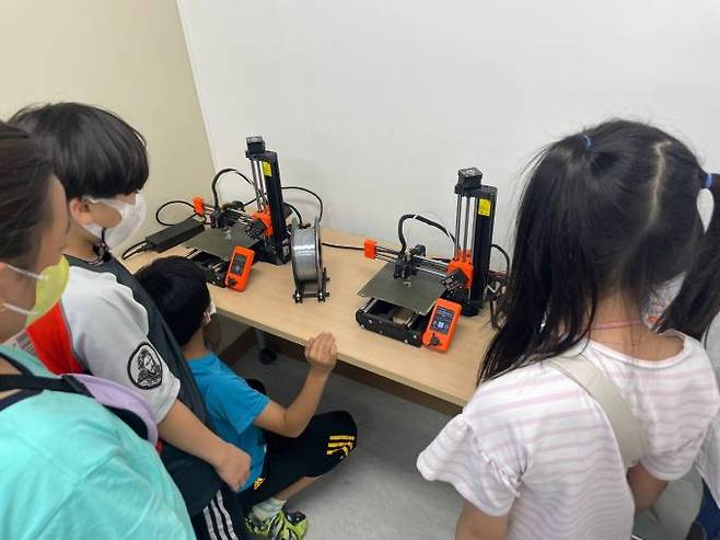 ‘신난다 3D공작소!’ 프로그램에 참여한 학생들이 3D프린터를 체험하고 있다. (수성구 제공) 2022.08.14