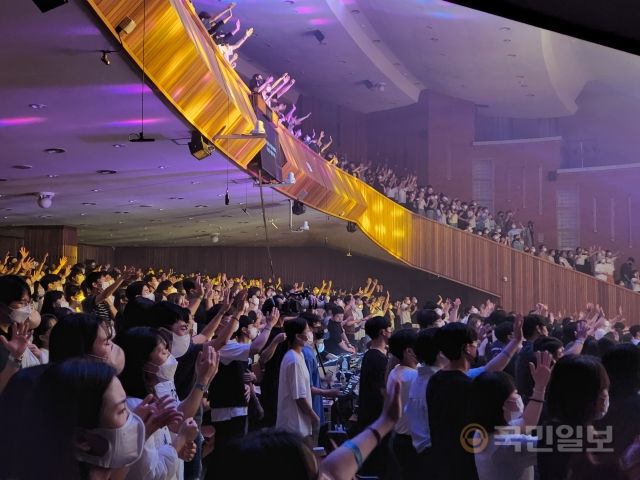 지난 13일 서울 광진구 장로회신학대학교 한경직기념예배당에서 열린 위러브 현장예배에서 참석자들이 찬양하고 있다.