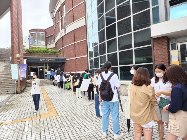 지난 13일 서울 광진구 장로회신학대학교 한경직기념예배당 입구에서 참석자들이 입장을 기다리는 중이다.