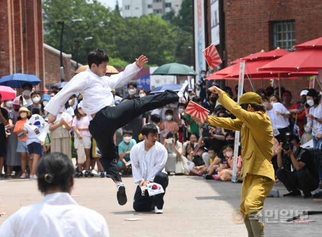 광복절을 하루 앞둔 14일 서울 서대문형무소역사관에서 미르메태권도시범단들이 화려한 태권도 공연을 펼치고 있다.