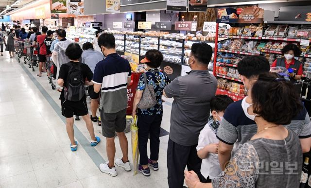 지난 8일 서울 홈플러스 영등포점에서 40팩 한정으로 판매되는 두마리 후라이드 치킨 할인 상품을 구매하기 위해 고객들이 줄을 서고 있다. 홈플러스는 두마리 9990원 행사를 진행했다. 이한결 기자