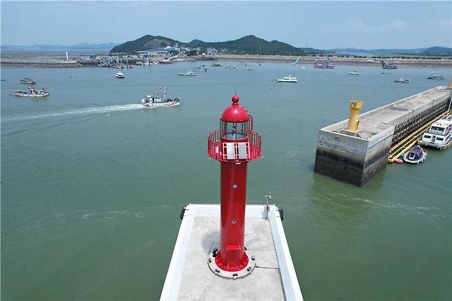 경기 화성 전곡테마어항 방파제 등대 / 사진 = 해양수산부