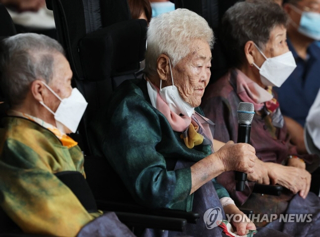 13일 오전 경기도 광주시 나눔의 집에서 열린 '일본군 위안부 피해자 기림의 날' 행사에서 이옥선 할머니(가운데)가 발언하고 있다.[사진 제공 = 연합뉴스]
