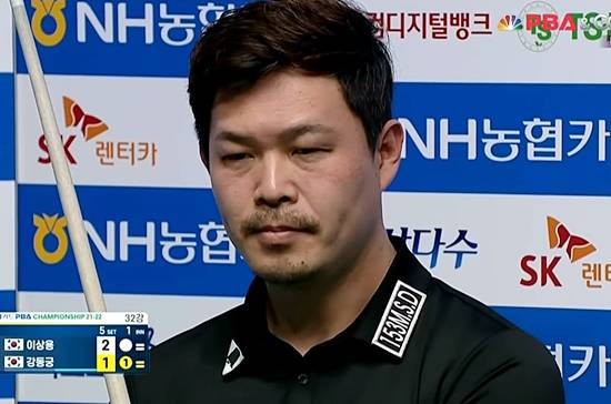 다부진 체격과 강렬한 눈매, 콧수염, 이상용은 뛰어난 경기력과 함께 강한 인상으로 당구팬들에게 확실한 눈도장을 찍었다. 사진은 21/22시즌 5차전 강동궁과의 32강전 모습. (TV화면 캡처)