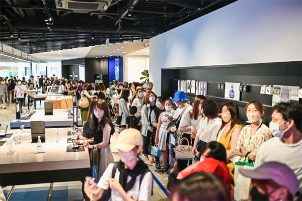 지난 13일 일본 도쿄의 갤럭시 하라주쿠에서 소비자들이 갤럭시 Z플립4와 갤럭시 Z폴드4를 비롯해 최근 삼성전자가 새롭게 공개한 혁신 제품들을 체험하기 위해 길게 줄을 서 있다. [사진 제공 = 삼성전자]