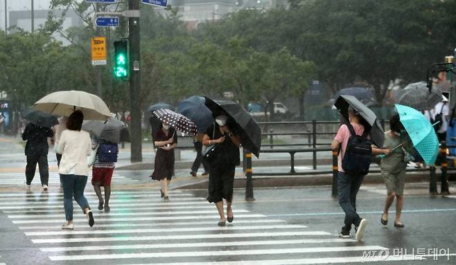 지난 8일 비가 내리는 날씨 속 서울시민들이 횡단보도를 건너고 있는 모습. /사진=김휘선 기자