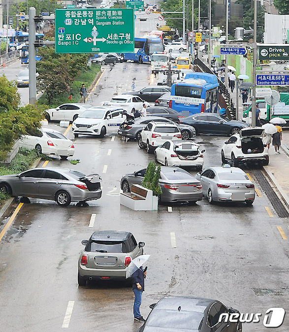 지난 9일 오전 서울 서초구 서초동 진흥아파트 일대에 전날 쏟아진 폭우에 고립된 차량들이 뒤엉켜 있다. /사진=뉴스1