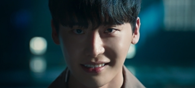 Lee Jong-suk was not Big MouthIn the 6th episode of MBCs Golden Earth Drama Big Mouth (playplayed by Kim Ha-ram/director Oh Chung-hwan and Bae Hyun-jin), which was broadcast on August 13, Dr. Chang-Ho (Lee Jong-suk) started a battle to simultaneously defeat Gong Ji-hoon (Yang Kyung-won) and Park Mouse.On this day, Ko Mi-ho (Im Yoon-ah) entered Gucheon as a medical volunteer group at Gucheon University Hospital to see if Dr. Chang-Ho was the real Big MouthThen, he was angry at the appearance of Dr. Chang-Ho, who is being treated as a VIP and is receiving special treatment, and asked, Are you really Big Mouth?Dr. Chang-Ho looked around and took Komiho to the playground, saying, Do not say anything, come along. He noticed that the chief of the prison, Yoon Gap (Jung Jae-sung), was wiretapping.Dr. Chang-Ho said, There have been strange things since I received a list of drug users from Choi (Choi Do-ha, Kim Joo-heon) on the playground where only the camera is not used.Someone stormed Dr. Chang-Ho from behind and knocked him out, left a tarot card with the names of the top five real drug dealers, or sent a Death (death) tarot card in advance to signal the death of Peter Hong (the new one).Dr. Chang-Ho said, How did you know that it was a card sent by Big Mouth? He said, The card was marked with a unique symbol. He was sending me a message with a card.What he planned and did, what will happen in the future. Big Mouth also heard the tarot card Judgement (judgment) sent to him, saying that Big Mouths intention is to discover the truth related to Seo Jae-yong (Park Hoon) and judge them. He wants me to be a real Big MouthSo he keeps throwing me a mission and testing me. He will kill me when he thinks Lee Yong is not worth it. Dr Chang-Ho, however, caught the eye by confessing that Im also Lee Yong now of Big MouthDr Chang-Ho said: I sent him the first message, Ill fight, you procure the weapons you need.He responded with the tarot card The Magician. It means hes acknowledging my abilities. Hes in my trap.This fight was deliberately drawn in to find out the Identity of Big Mouth Komiho revealed to Dr. Chang-Ho that he had accumulated confidence by telling him that he would help him I will find the Seo professors eyes.Dr Chang-Ho then secretly demanded that Big Mouth dismiss bail from VIPs; however, the return answer was the reverse The Chariot (tank).Dr. Chang-Ho meant to solve it alone.Dr Chang-Ho said: Hes testing my abilities now.I have to solve it alone to get a step closer to him, he read the intention and again dragged one of the VIPs, Han Jae-Ho (Lee Yoo-joon), and threatened to kill him if he did not confess to Seo Jae-yongs death at the trial.VIPs were eventually given bottle bail under the power of the NR Forum.Dr. Chang-Ho, who met these VIPs, said, Dr. Han has decided to confess to two VIPs, Chung Chae-bong (Kim Jung-hyun) and Lee Doo-geun (Oh-ryung).You just drove and we both killed him? he laughed.The chains of Yang Chun-sik (Song Kyung-chul), who seemed to help Dr. Chang-Ho, actually overheard the conversation between Dr. Chang-Ho and Han Jae-Ho and delivered it to both VIPs.The two VIPs dropped him inside the private in a way that did not apply for Han Jae-Hos bail to prevent Han Jae-Hos confession.Chung Chae-bong and Lee Doo-geun were triumphantly out of the prson. Only the left Dr. Chang-Ho laughed suddenly.These XXXs, he said, amplifying the curiosity of viewers about what he was up to.