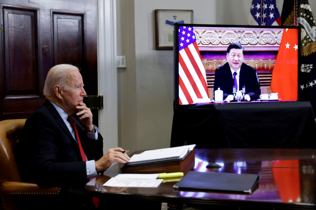 조 바이든 미국 대통령이 2021년 11월 15일 미국 워싱턴DC 백악관에서 시진핑 중국 국가주석과 화상으로 대화를 나누고 있다. 연합뉴스