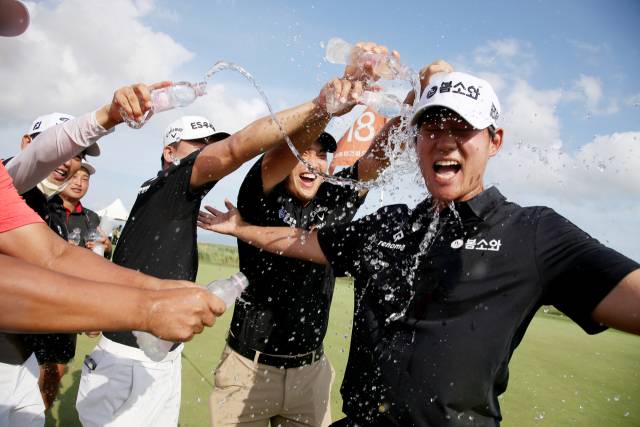 신용구가 14일 우성종합건설 오픈에서 연장 승부 끝에 우승을 차지한 후 동료들에게 축하 물 세례를 받고 있다. 사진 제공=KPGA