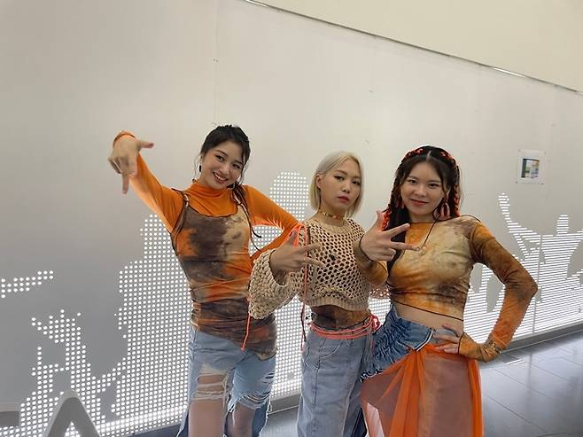 김주리, 아영(온도), 예주(이상)의 K-Vibe 공연을 위해 준비한 ‘댄스몽키(Dance Monkey)’ 출정식 (왼쪽부터)