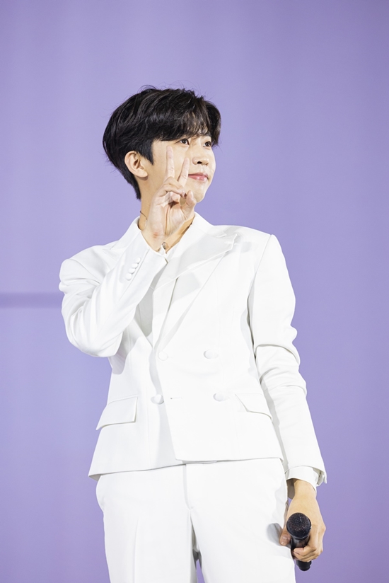 Singer Lim Young-woong has announced the opening of Walk the Line Concert, finishing the 101-day National Tour Concert.Lim Young-woongs national tour concert IM HERO Seoul was held at the Olympic Gymnastics Stadium in Songpa-gu, Seoul on the afternoon of the 14th.IM HERO, which recorded all sales in all regions, was completed with Changwon, Gwangju, Daejeon, Incheon and Daegu starting from Goyang.The Seoul performance, which started on the 12th, ends the 14th.The Hero era (fandom name) filled Venues with skylight was greeted by Lim Young-woong with a hot shout and applause; Lim Young-woong said: There was a ceiling breaking sound.It seems to break the ceiling. It is a big hit today. Lim Young-woong said, I started this concert in the spring of flowering, and summer is already passing. It was 101 days for three months.I think I have grown a lot thanks to you, so I want to say thank you for borrowing this place. IM HERO, a collection of many Audiences from Australia, Japan, Hong Kong and Germany, beyond Korea. Lim Young-woong said, It is a relationship even if you pass the collar.I will have time to greet the people in front of me next to me. On this day, Lim Young-woong presented various features, including his hit songs Can I Meet Again, Love Always Runs, Old You, I Love You Real, You Are Very Good Hands, as well as Hip hop songs A Biento and dance songs Rainbow.Lim Young-woong, who finished the stage, said, How was my dance? Dance dancer? Is not dancer? I have a lot of confidence in dance these days.I thought about the title song of the next album as a dance song. In particular, in VCR, which introduces the stage of A biento, Lim Young-woong divided himself into kings wearing gonryongpo.A perfect visual beauty like a movie caught my eye.Lim Young-woong said, I practiced to play a lot of kingly tone while acting. I followed the movie Gwanghae a lot. Did not you laugh a lot?I will not do it next time with a beard. Lim Young-woong, who says, I have a lot of experience thanks to you, said, It is a song dedicated to you, all of you in the Hero era, who always reveals the space of Lim Young-woong.Lim Young-woong, who asked for ages from teenagers to 100 years old, said, Today, you do not have 100 The Cost.Up to 102 years old, you came to our Concert. Lim Young-woong said, I think this concert is the only concert in the world so I want to be in the whole country.I always take pride in this order. I have prepared songs that everyone can sympathize with as many ages as The Cost gathers. Finishing the performance, Lim Young-woong said: Its like a really long time ago.I do not know when I am meeting you after the difficult time, overcoming the difficult time of Corona, and I think time is going very fast. Lim Young-woong said, I did not think this moment would come today.Lim Young-woong, who shouted drying, promised, I will always wait here, on this stage.As the last song, Lim Young-woong chose his first full-length album title song Can I meet again.Lim Young-woong, who walked on stage and looked at his fans, showed his feelings when he saw the fans who were sad.Meanwhile, IM HERO Walk the Line performance will be held in BEXCO, Busan on December 2 ~ 4, and at Seoul Gocheok Sky Dome from December 10 to 11.Photo: Fish Music