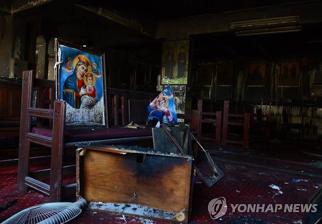 불이 난 아부 시파인 교회 (카이로 AP=연합뉴스) 14일(현지시간) 이집트 카이로 인근 콥트교 '아부 시파인 교회'에서 예배 도중 화재가 발생해 가구와 성화 등이 널브러져 있다. 이 화재로 최소한 41명이 숨지고 45명이 다쳤다. 2022. 8. 14 photo@yna.co.kr