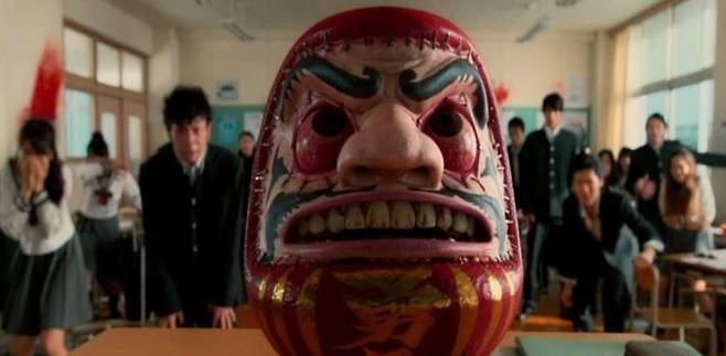 영화 속 일본 놀이, 다루마상가고론다(だるまさんがころんだ·달마상이 넘어졌습니다) 오징어 게임과 비슷하게 게임에 참가해서 지면 죽는다.